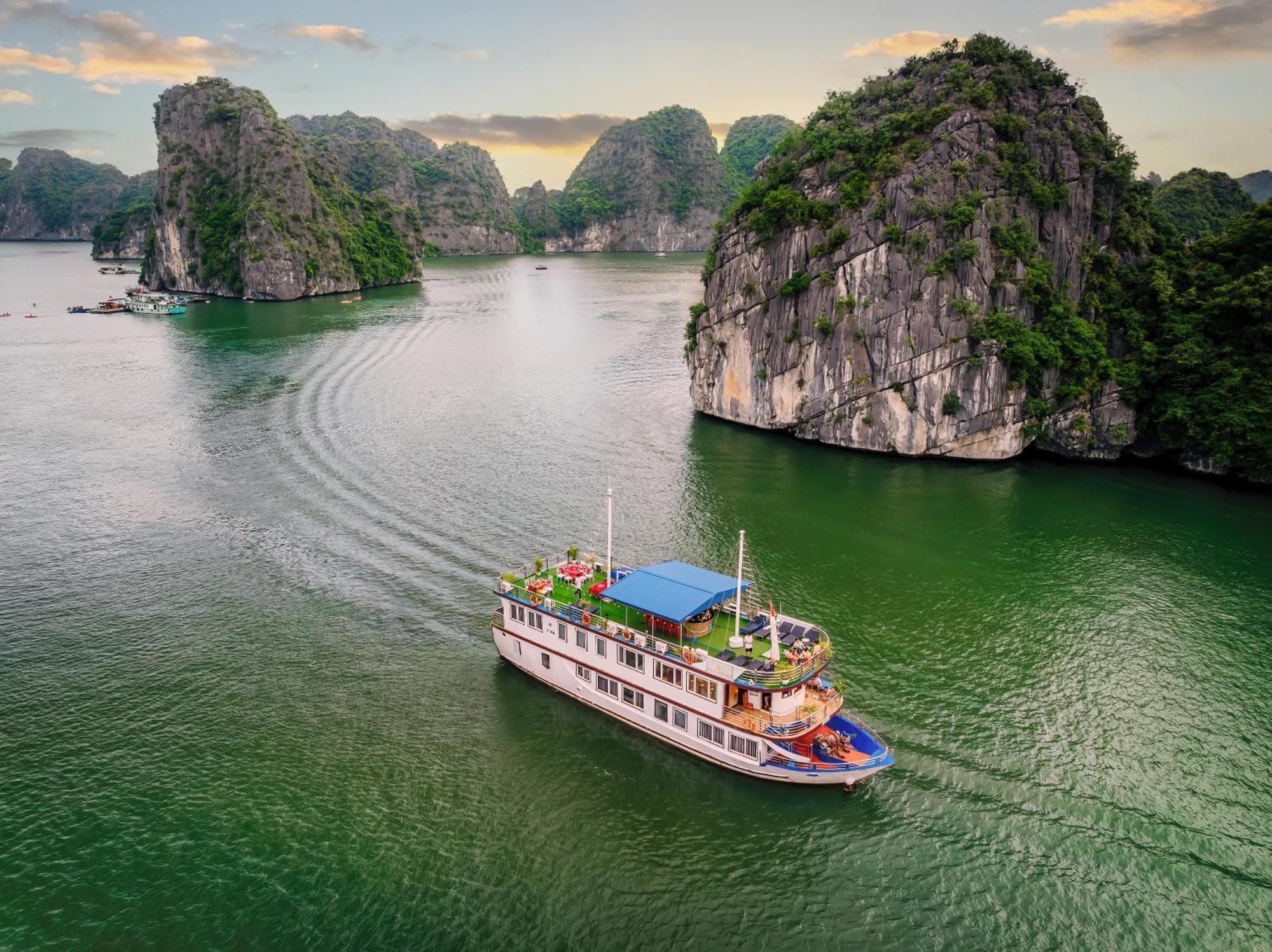 Sunlight Cruise Hotel Ha Long Exterior photo
